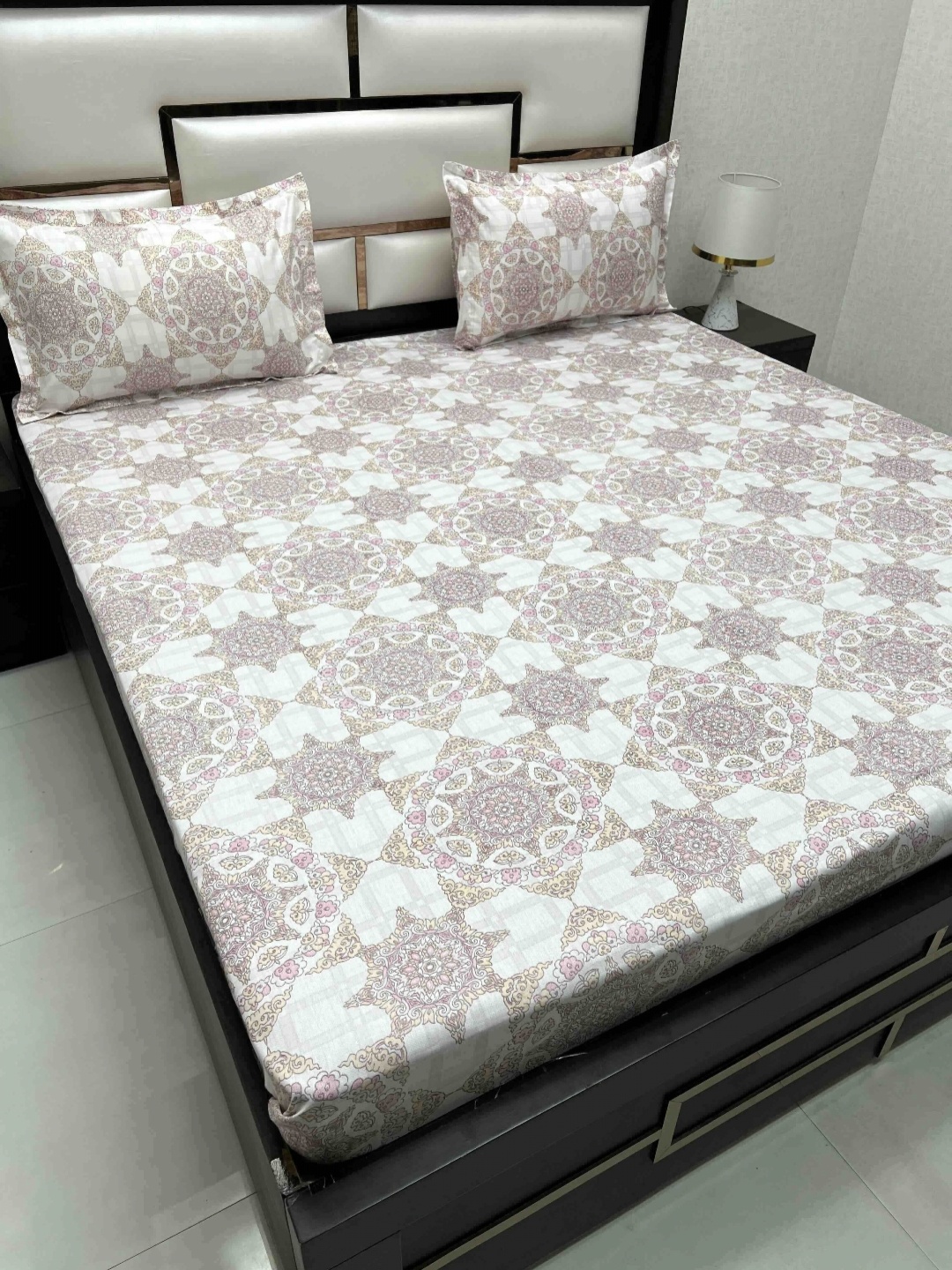 

Pure Decor Pink & White Geometric 220 TC Queen Bedsheet with 2 Pillow Covers