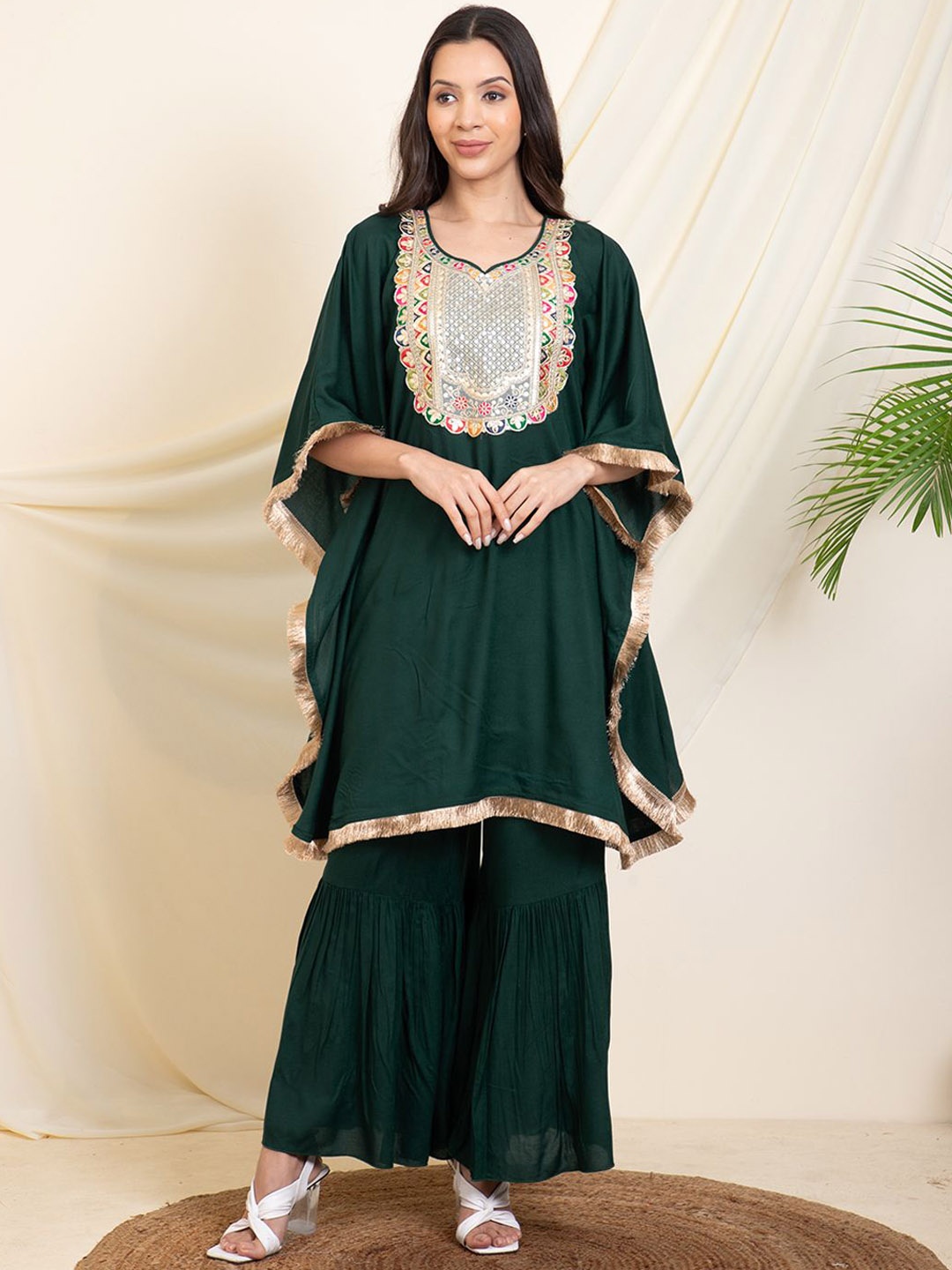 

DEEBACO Embroidered Sweatheart Neck Kaftan Top & Sharara, Green