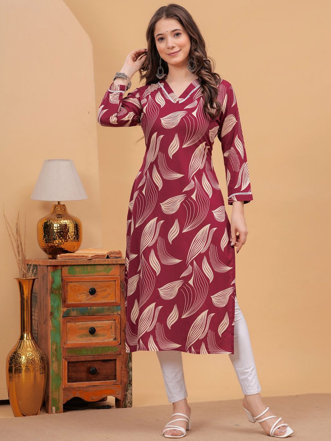 

PURSHOTTAM WALA Women Printed Gotta Patti Floral Kurta, Maroon