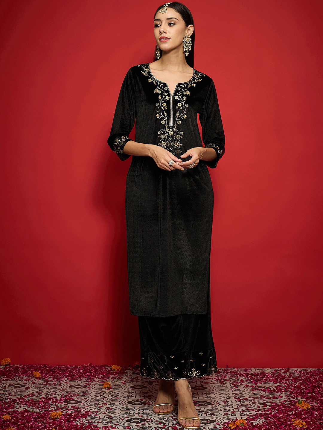 

Shae by SASSAFRAS Women Embroidered Grandeur & Majestic Artwork Velvet Kurta, Black