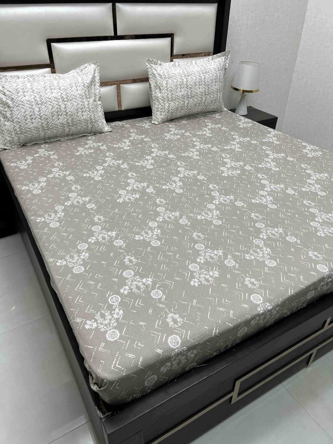 

Pure Decor Lifestyle Grey & White Floral Cotton 220 TC King Bedsheet Set 2.76 m x 2.76 m