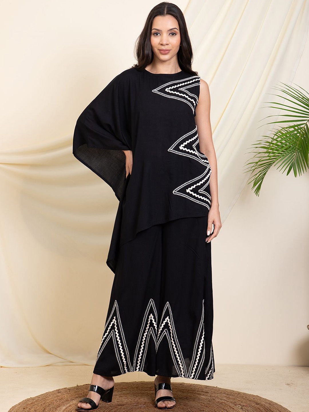 

DEEBACO Printed Round Neck Kaftan Tunic With Palazzo, Black