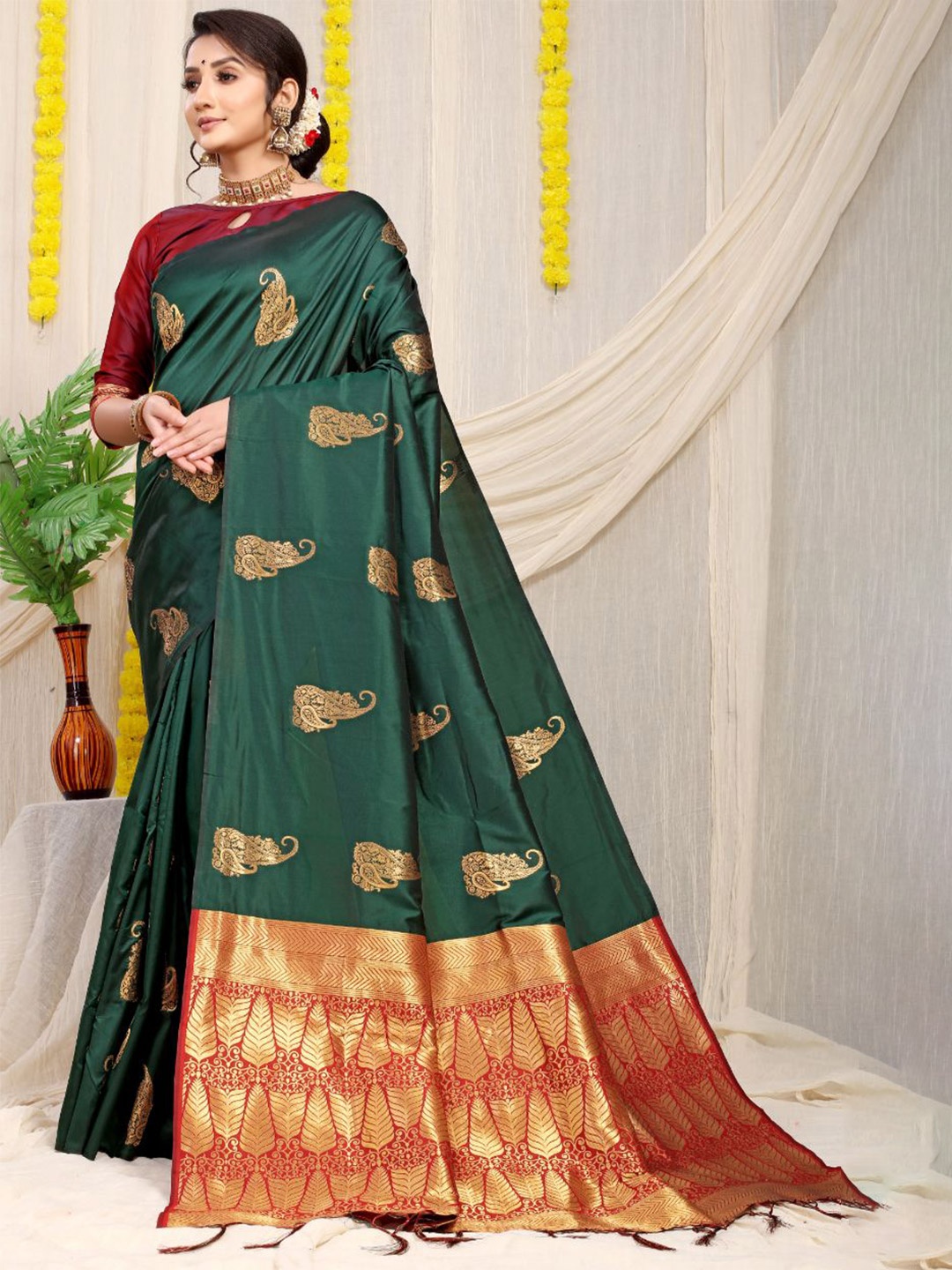 

Royal Rajgharana Saree Woven Design Zari Pure Silk Banarasi Sarees, Green