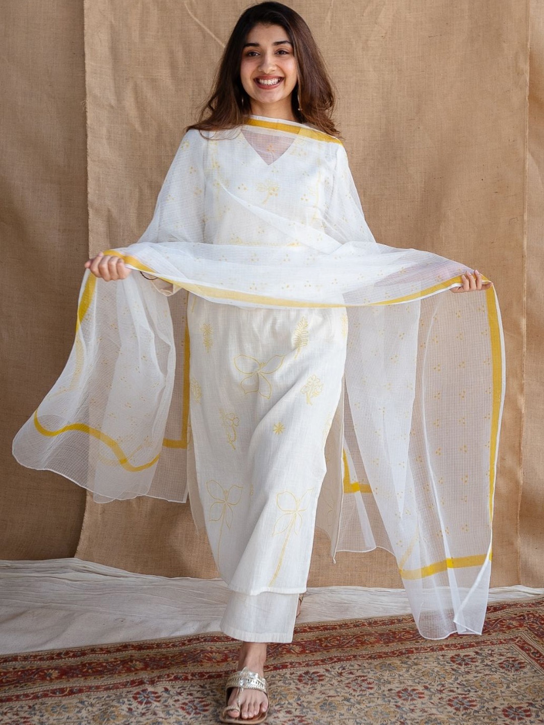 

THE INDIAN ETHNIC CO Women Floral Printed Thread Work White Romance Handloom Kurta