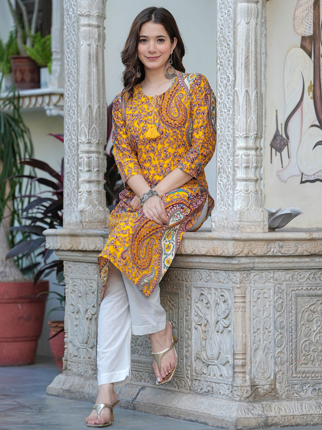 

PHYSIL Women Floral Printed Thread Work Floral Kurta, Yellow