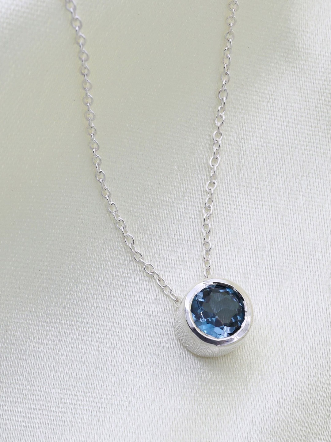 

HIFLYER JEWELS Circular Pendants with Chains, Blue