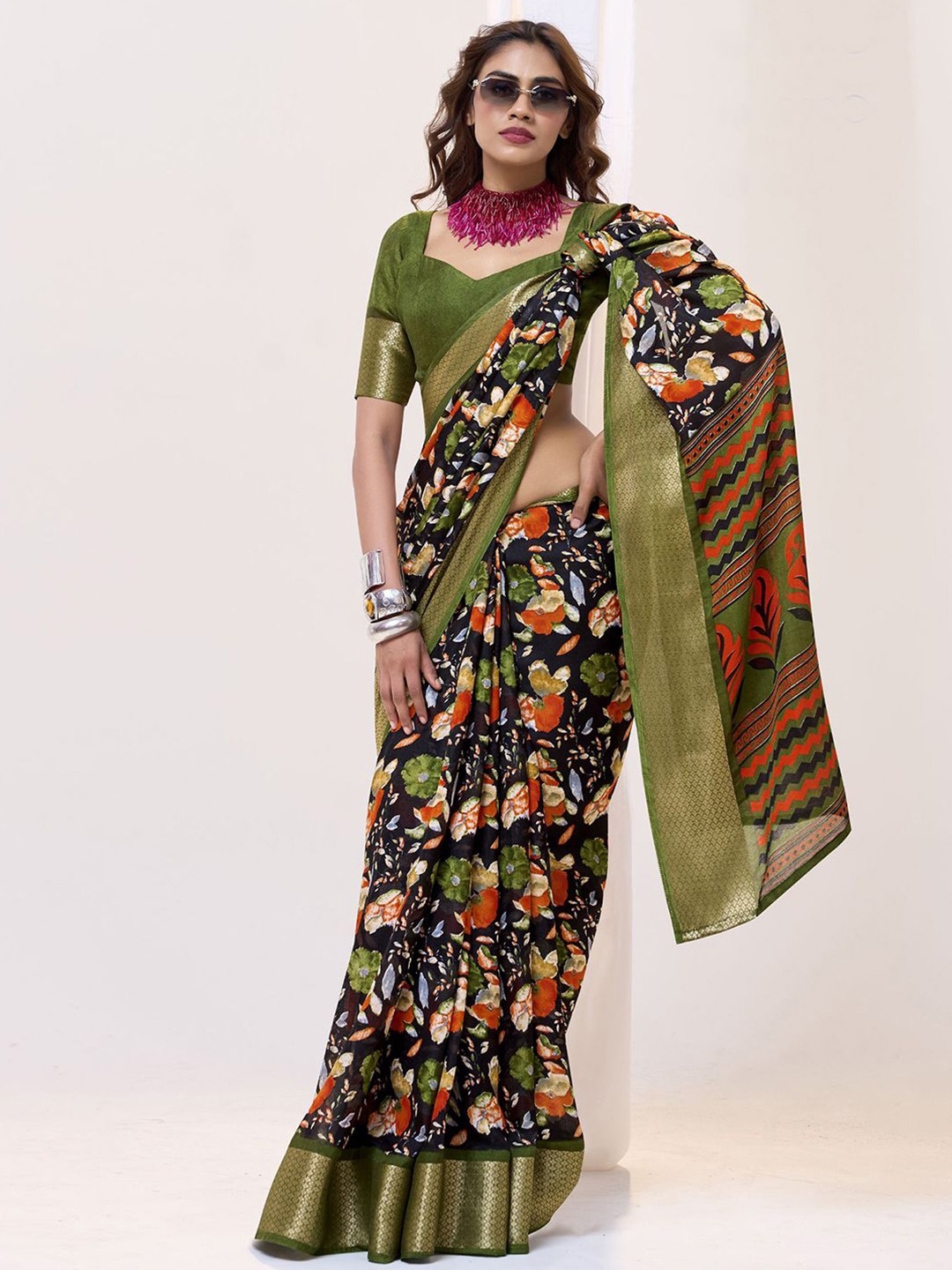 

Mitera Floral Pure Georgette Saree, Black