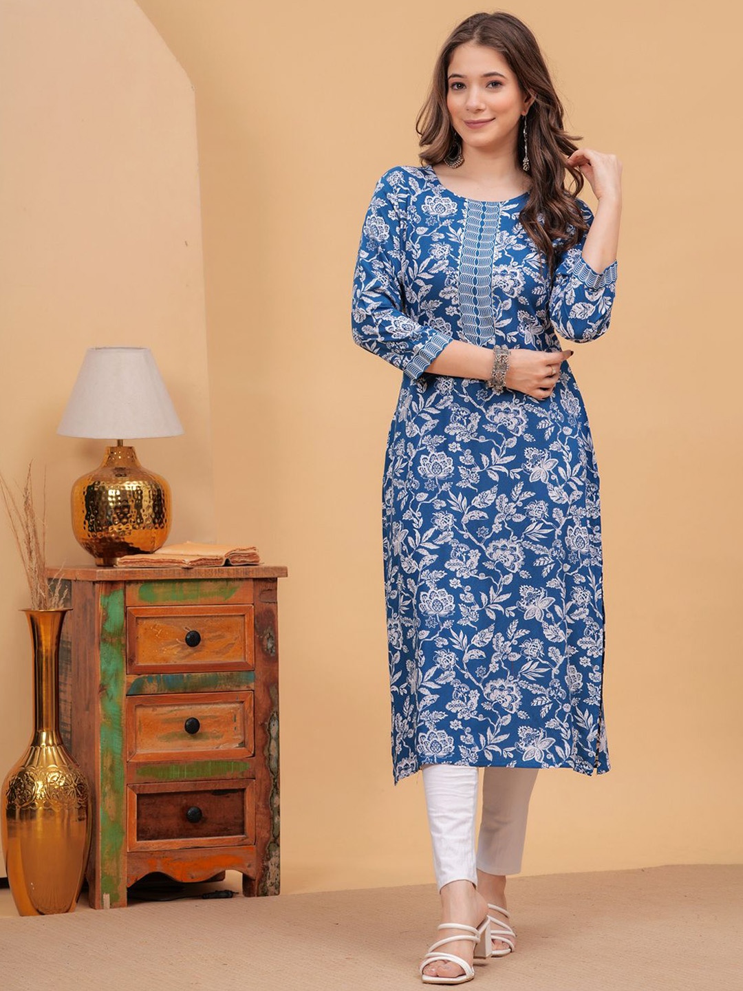 

PURSHOTTAM WALA Women Printed Gotta Patti Floral Kurta, Turquoise blue