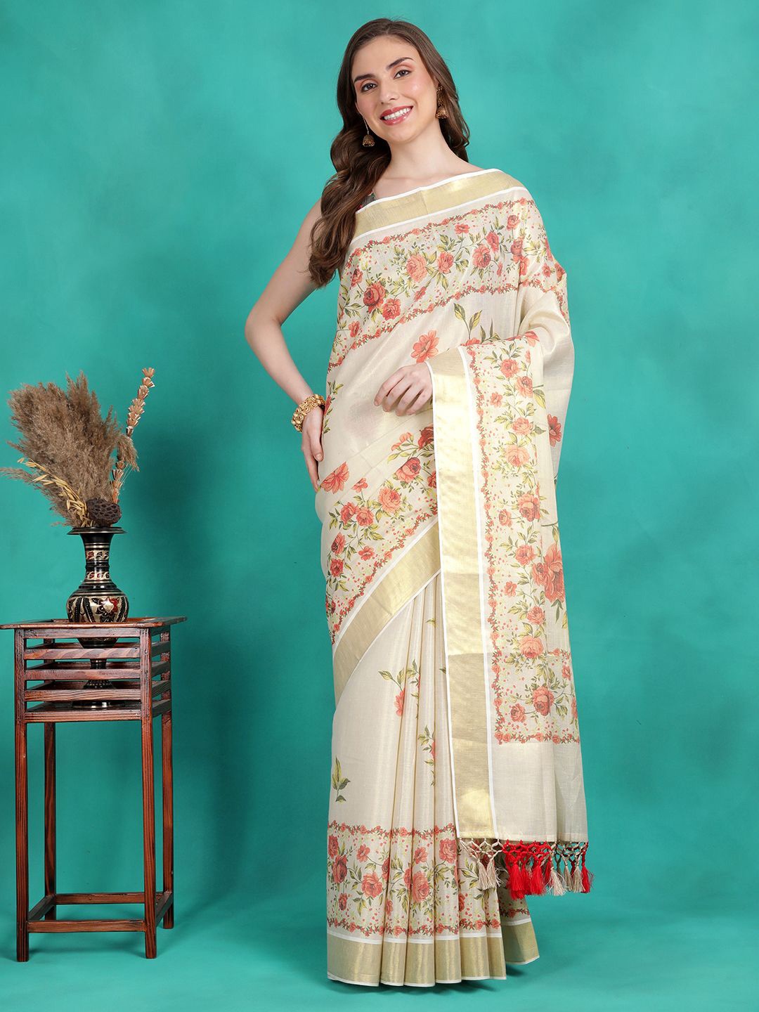 

Sangria Floral Printed Kasavu Saree With Blouse, Cream