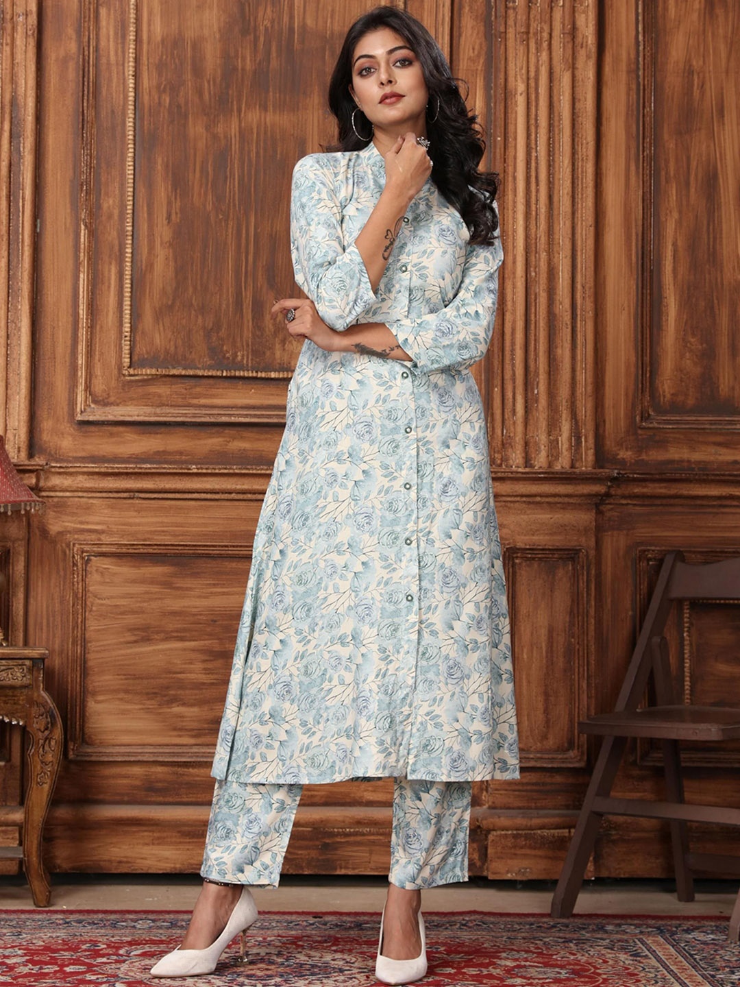 

Rujave Women Floral Printed Empire Kurta with Trousers, Turquoise blue