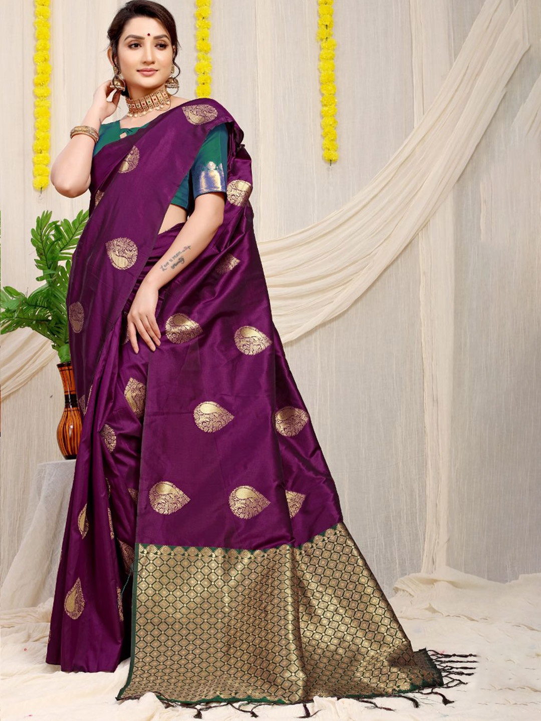 

Royal Rajgharana Saree Woven Design Zari Pure Silk Banarasi Sarees, Magenta