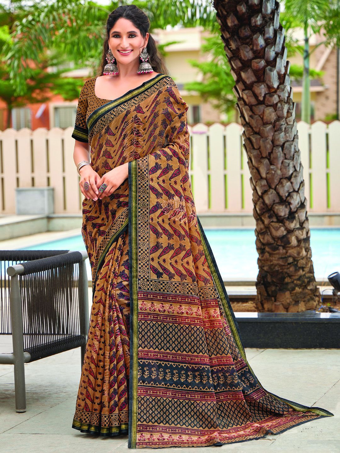 

Mitera Ethnic Motifs Saree, Brown