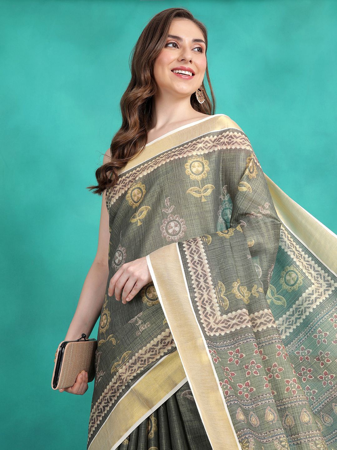 

Sangria Floral Printed Saree With Blouse, Green