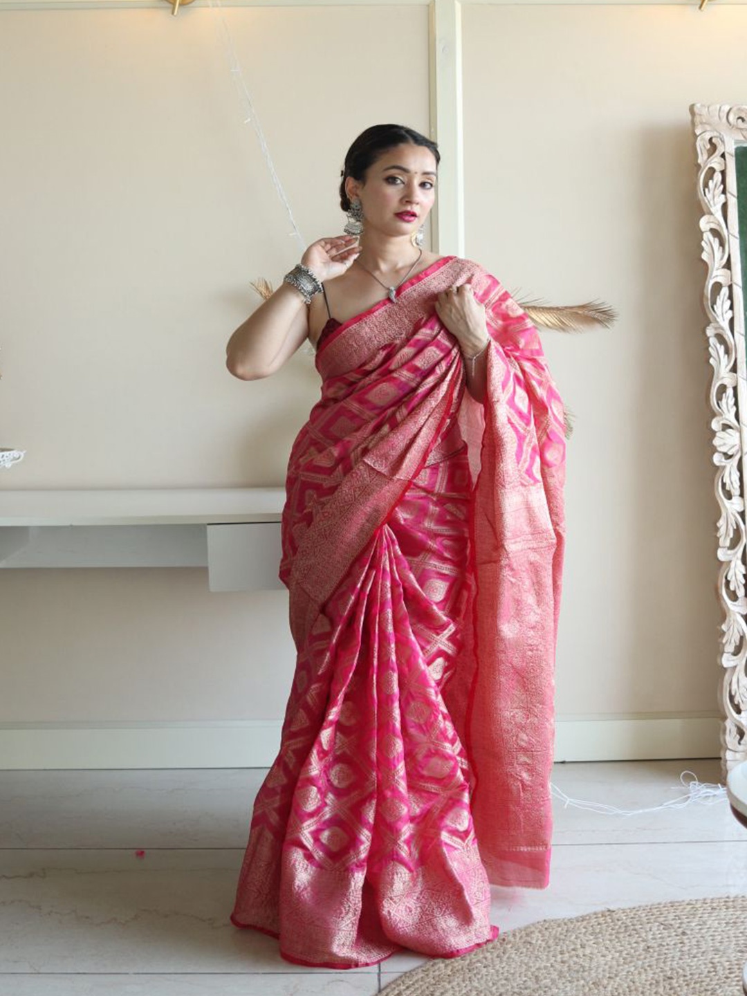 

STYLEELITE Woven Design Zari Pure Silk Saree, Pink