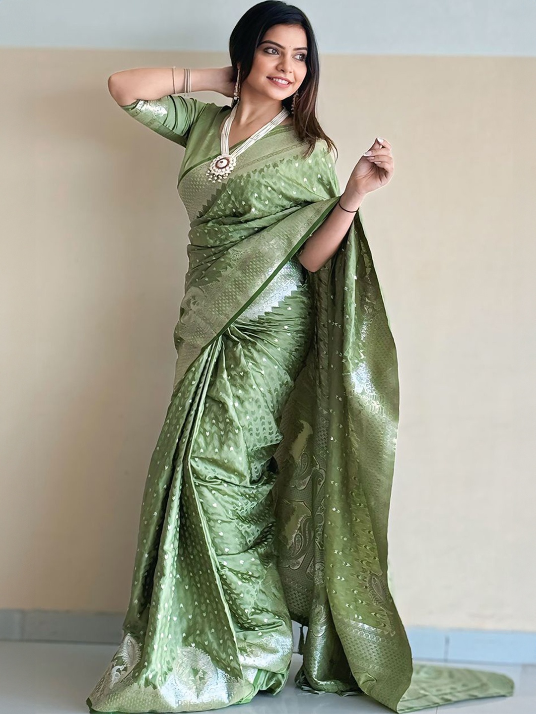

LeeliPeeri Designer Silk Blend Designer Banarasi Saree, Green