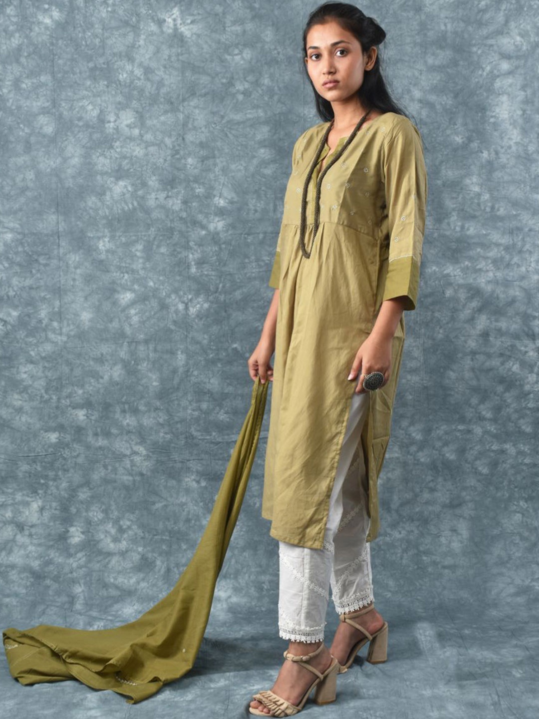 

zuri Women Embroidered Regular Pure Silk Kurta with Trousers & With Dupatta, Green