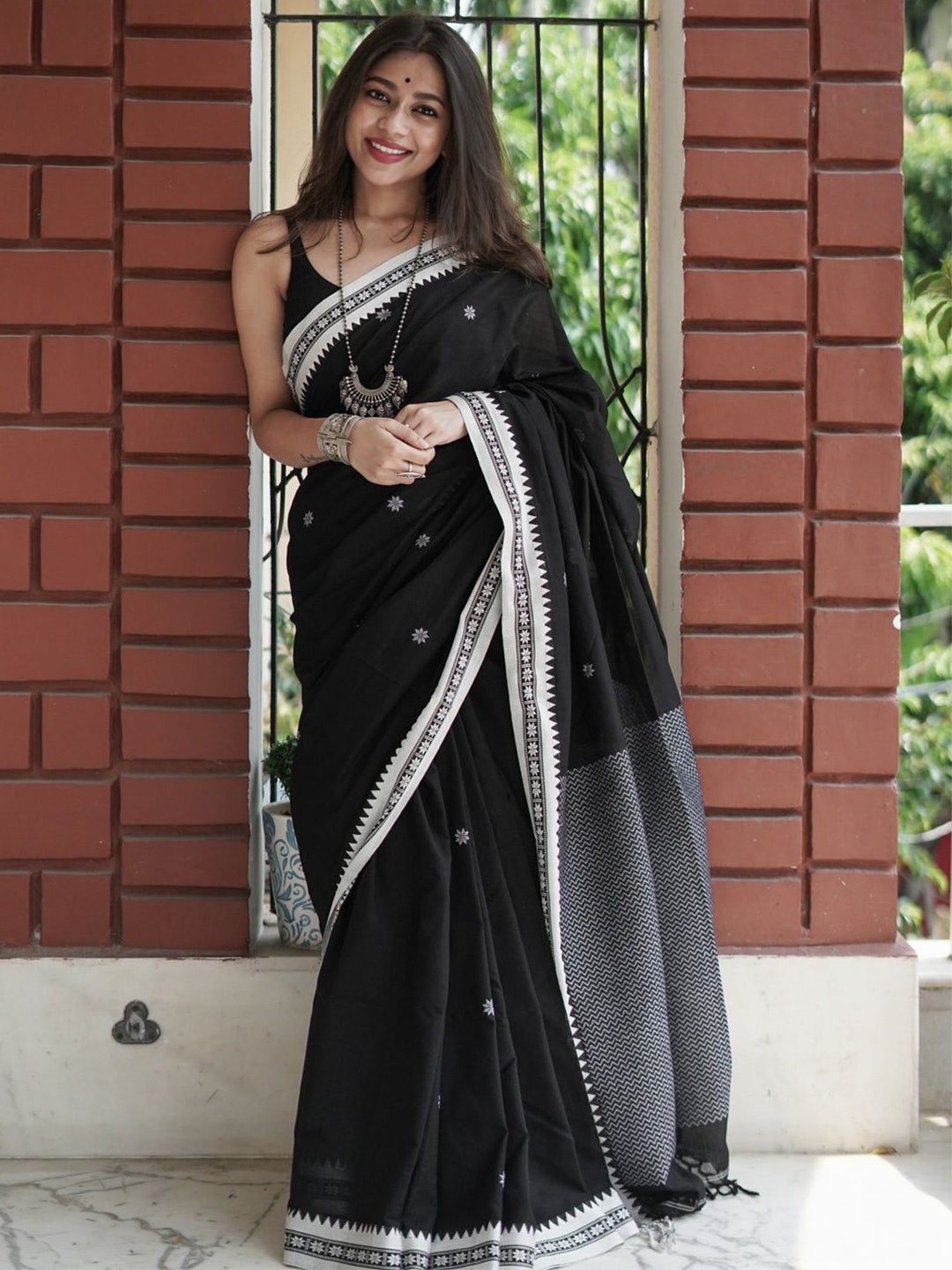 

STYLEELITE Woven Design Zari Pure Silk Saree, Black