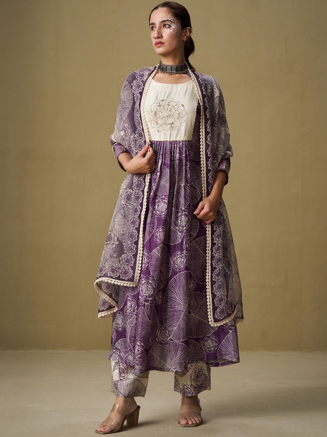 

SUKRUTI DESIGN Women Floral Printed Regular Pure Silk Kurta with Trousers & With Dupatta, Purple