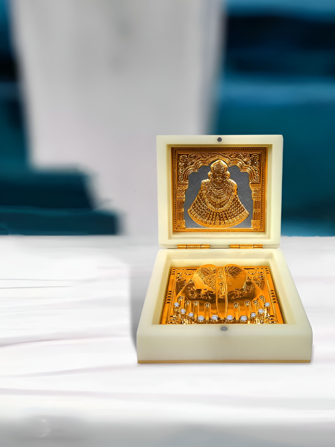 

Adhvik Lord Khatu Shyam Charan Paduka, Gold