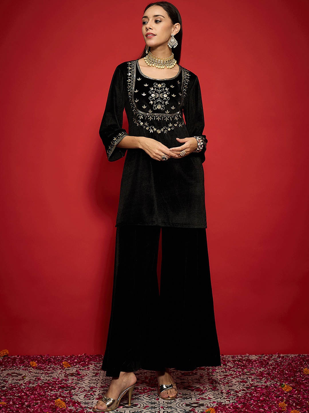 

Shae by SASSAFRAS Women Embroidered Grandeur & Majestic Artwork Velvet Kurta, Black