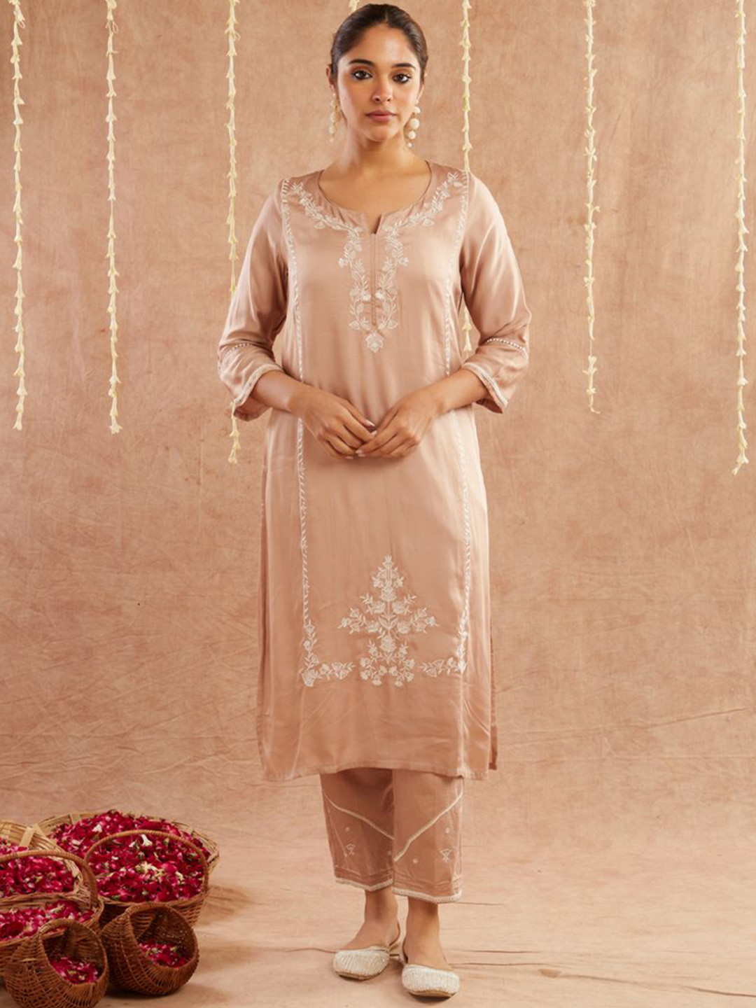 

zuri Women Floral Embroidered Regular Thread Work Pure Silk Kurta with Trousers, Beige