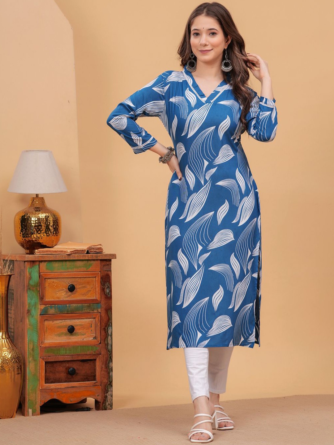 

PURSHOTTAM WALA Women Printed Gotta Patti Floral Kurta, Turquoise blue