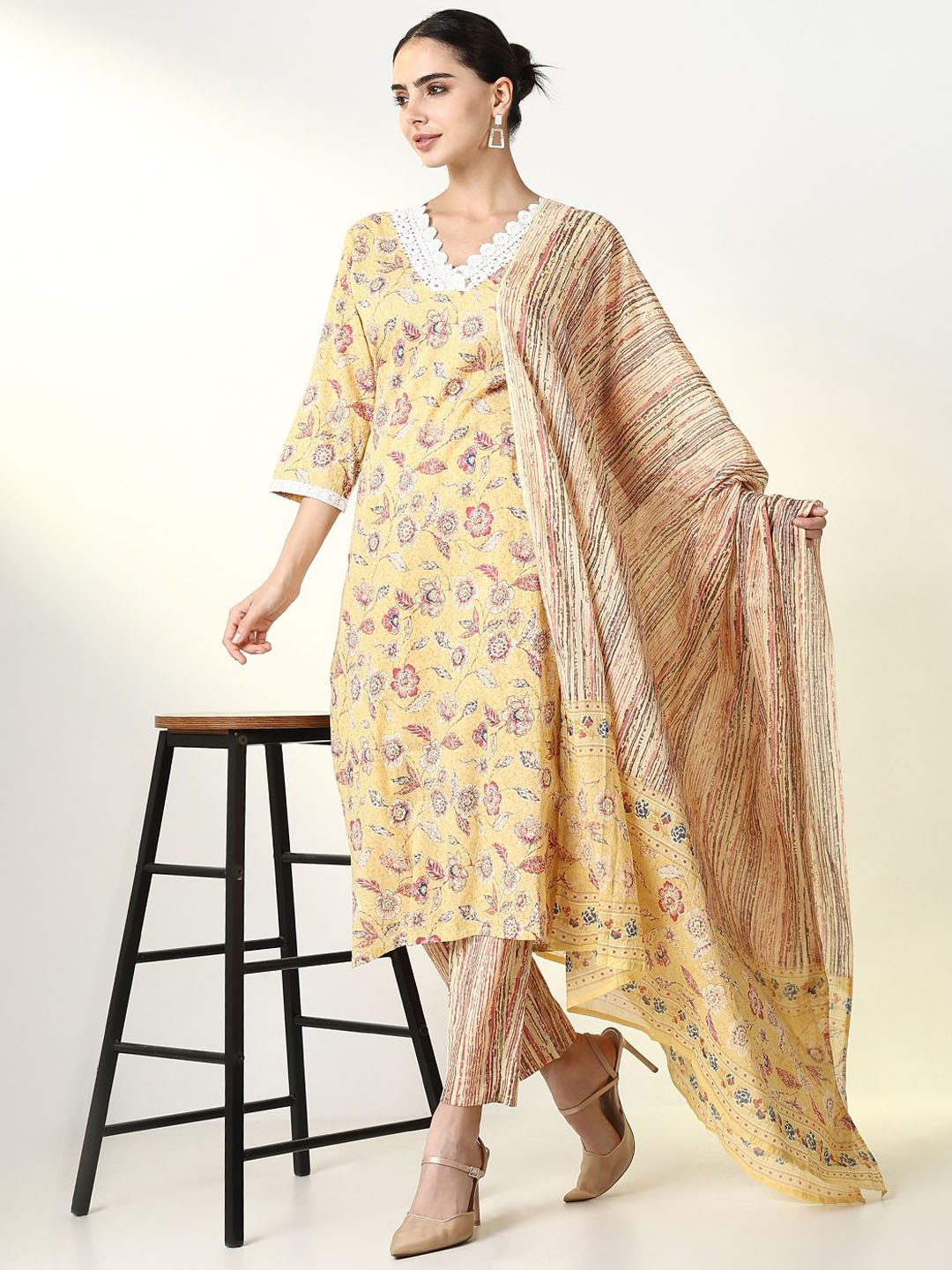 

SHOWOFF Women Floral Printed Regular Kurta with Trousers & With Dupatta, Yellow