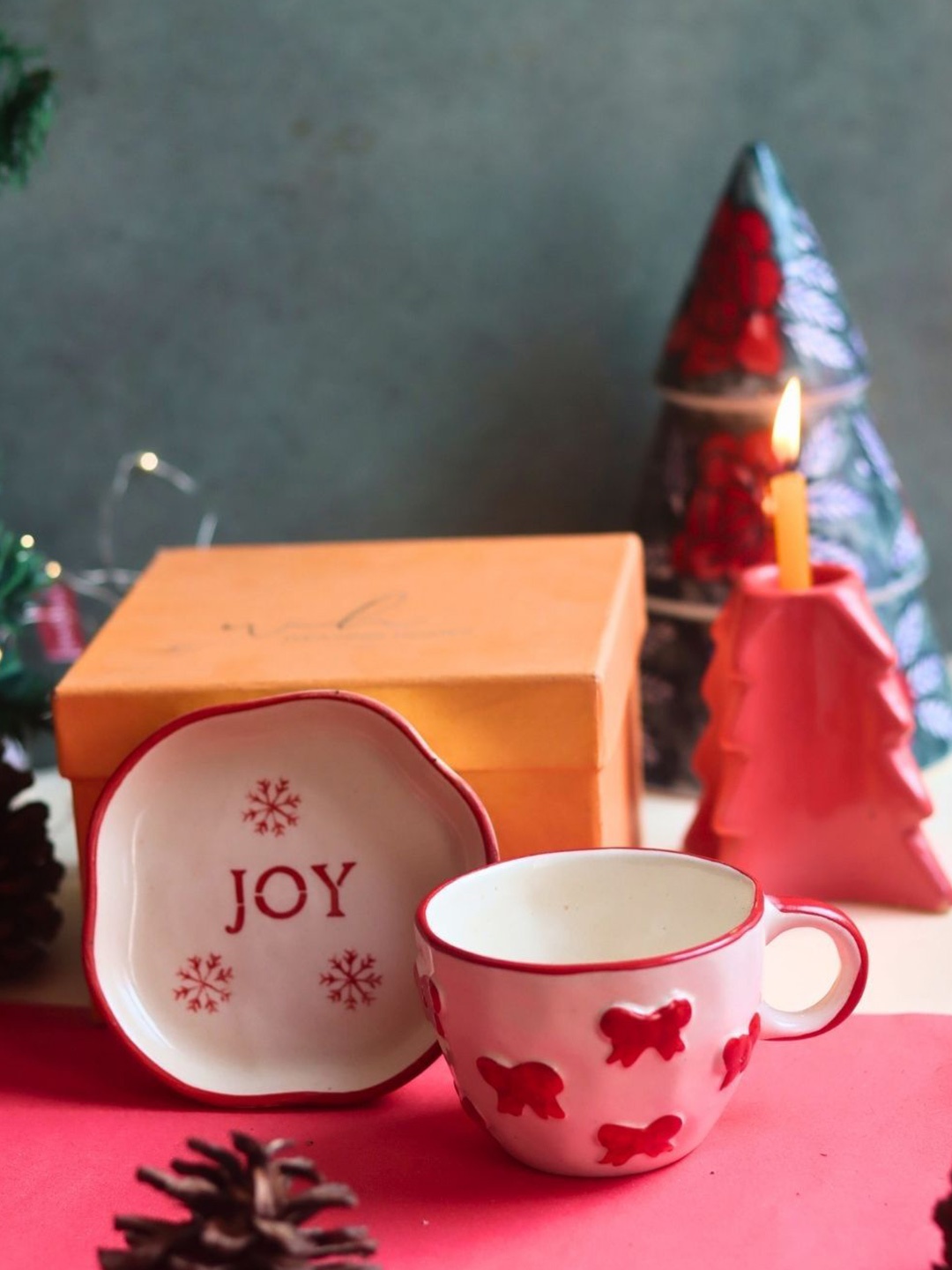 

WEAVING HOMES Red & White Floral Textured Ceramic Glossy Mug and Bowl Set of Cups and Mugs