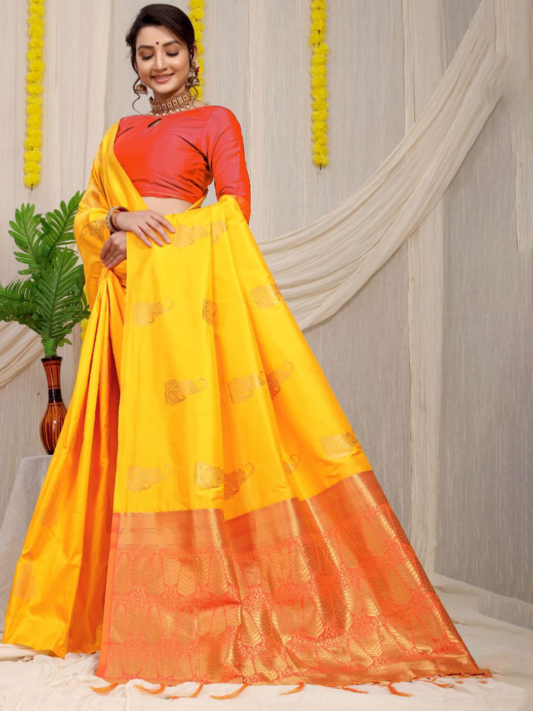 

Royal Rajgharana Saree Paisley Zari Pure Silk Banarasi Sarees, Yellow