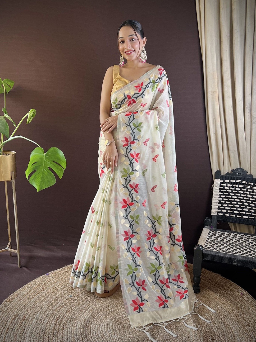 

LeeliPeeri Designer Floral Handloom Saree, White