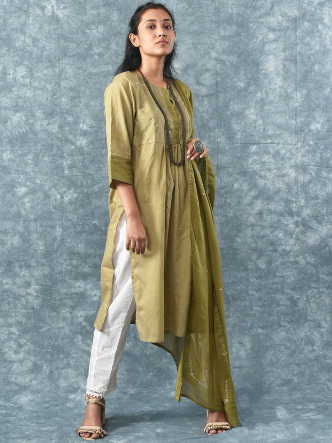 

zuri Women Yoke Design Regular Thread Work Pure Silk Kurta with Trousers, Green