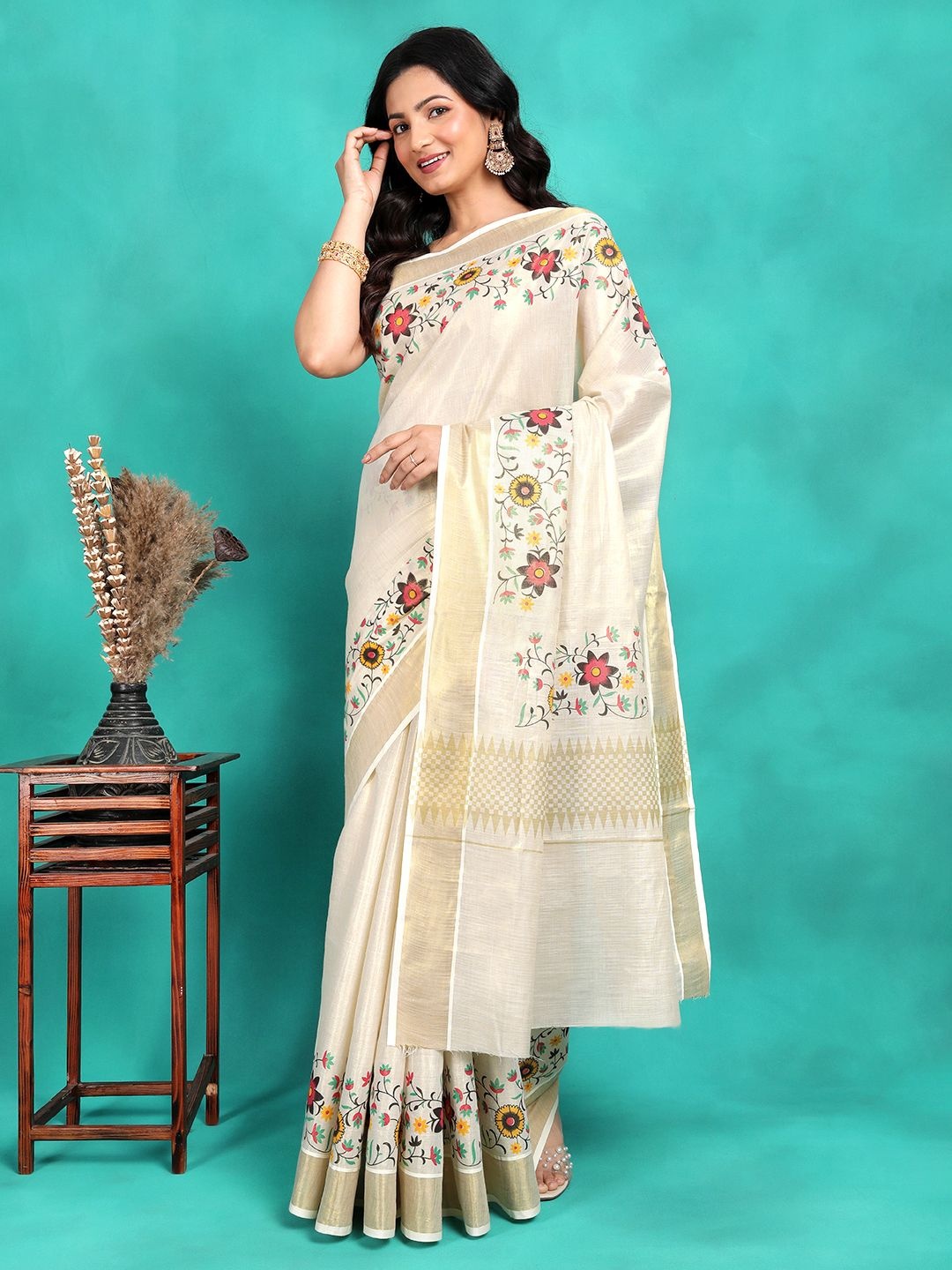 

Sangria Floral Printed Kasavu Saree With Blouse, Cream