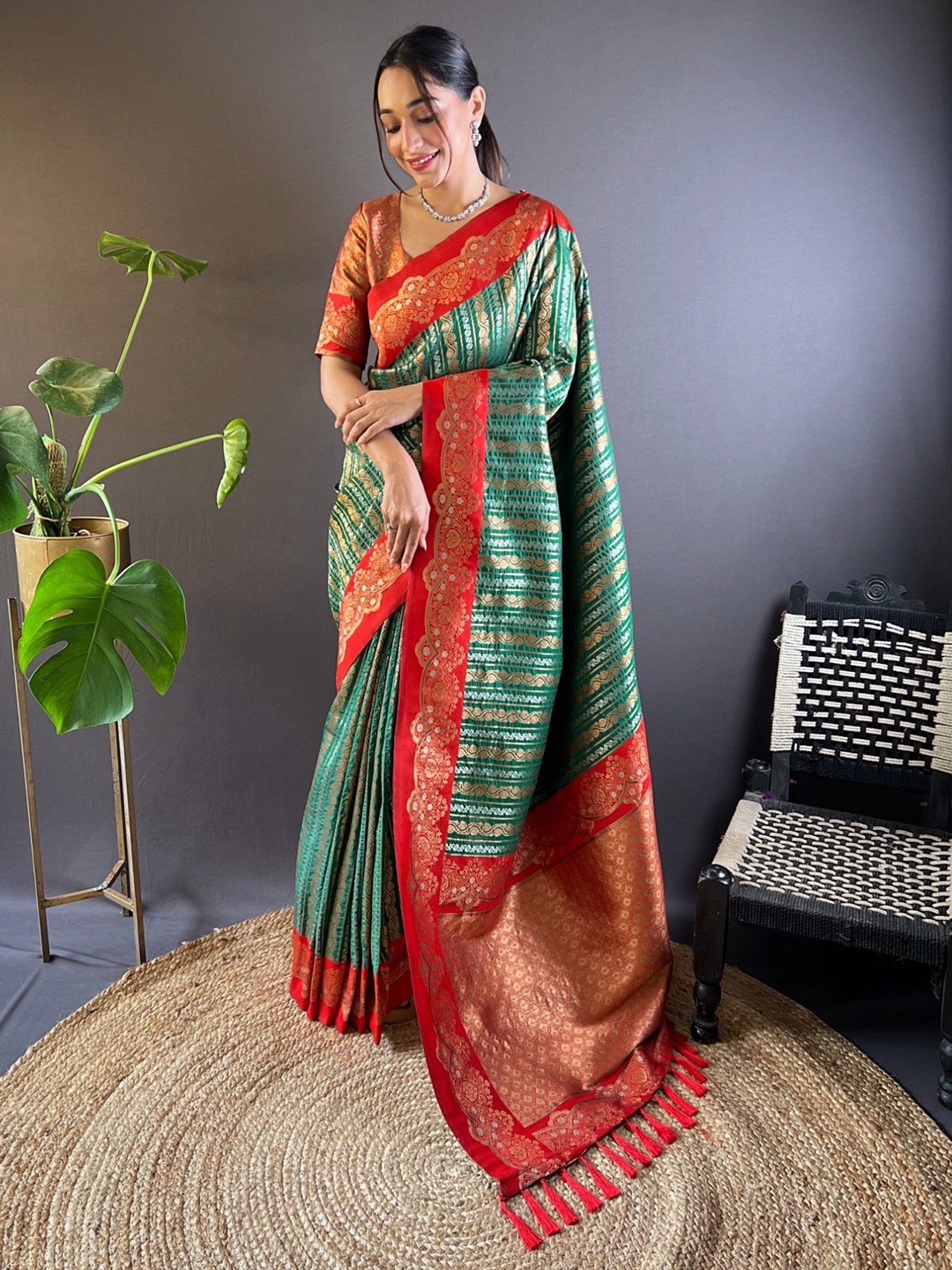 

LeeliPeeri Designer Leheriya Silk Blend Designer Paithani Saree, Green