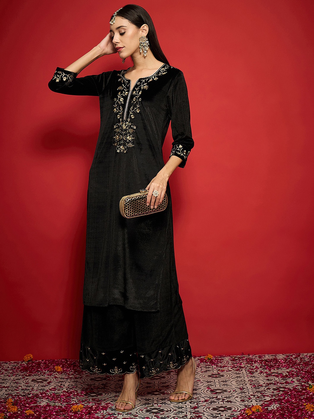 

Shae by SASSAFRAS Women Embroidered Regular Velvet Kurta with Trousers, Black