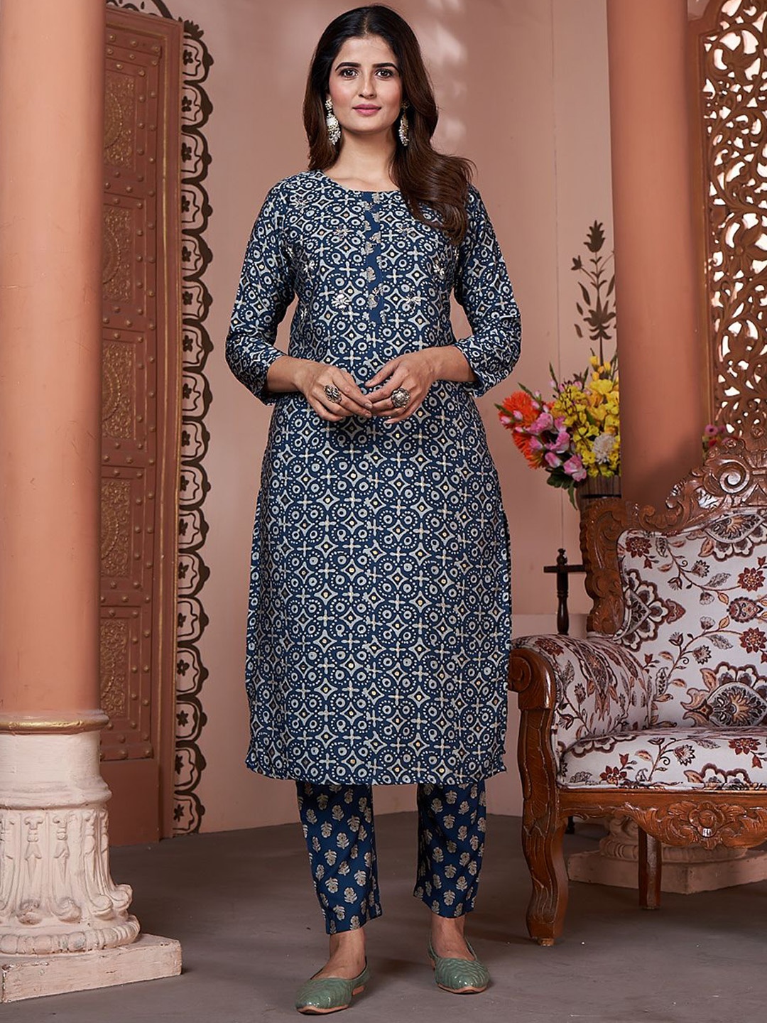 

Rujave Women Paisley Printed Regular Chanderi Silk Kurta with Trousers, Blue