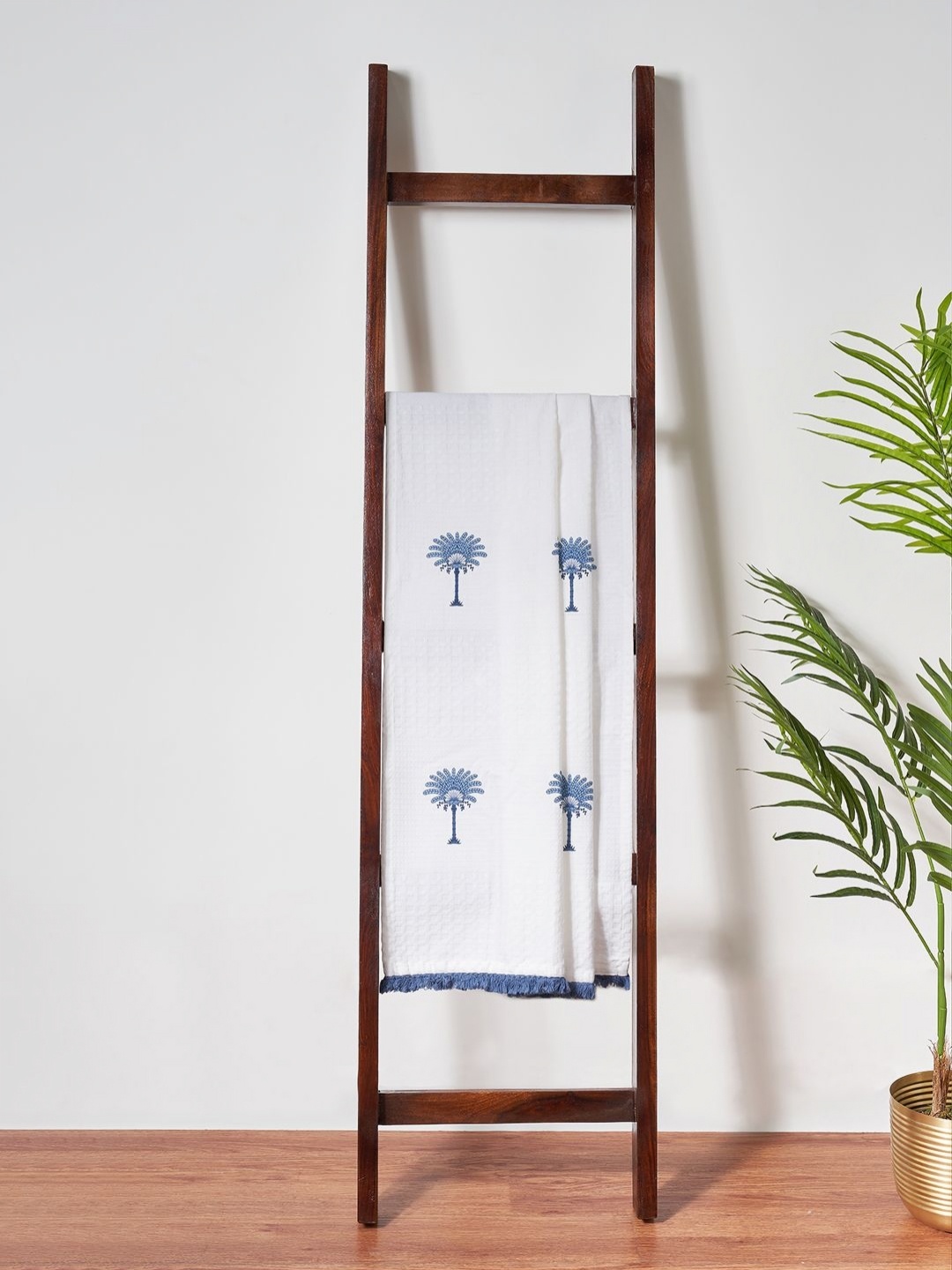 

Living scapes by Pantaloons Off White & Blue 1 Printed Cotton 550 GSM Bath Towel