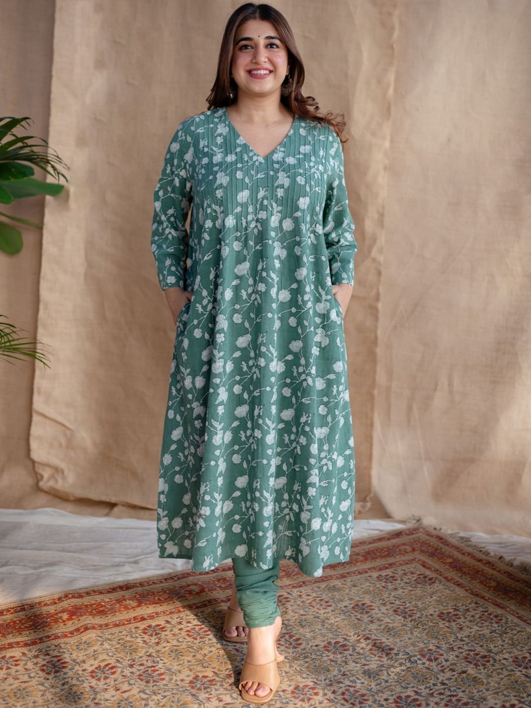 

THE INDIAN ETHNIC CO Women Floral Printed Block Print Handloom Kurta, Green