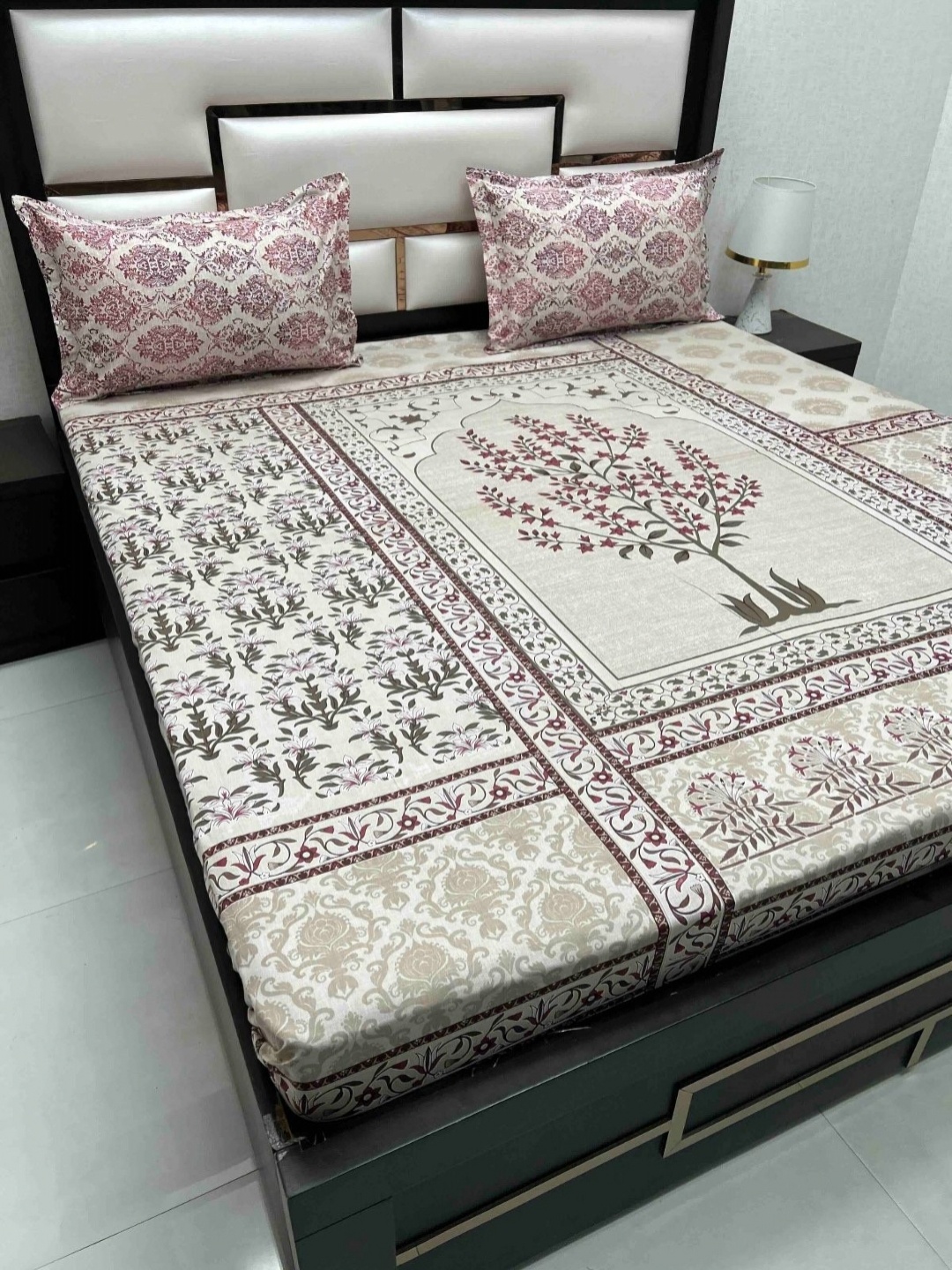 

Pure Decor Lifestyle Maroon Printed Pure Cotton 330TC King Bedsheet Set 2.78 x 2.72m