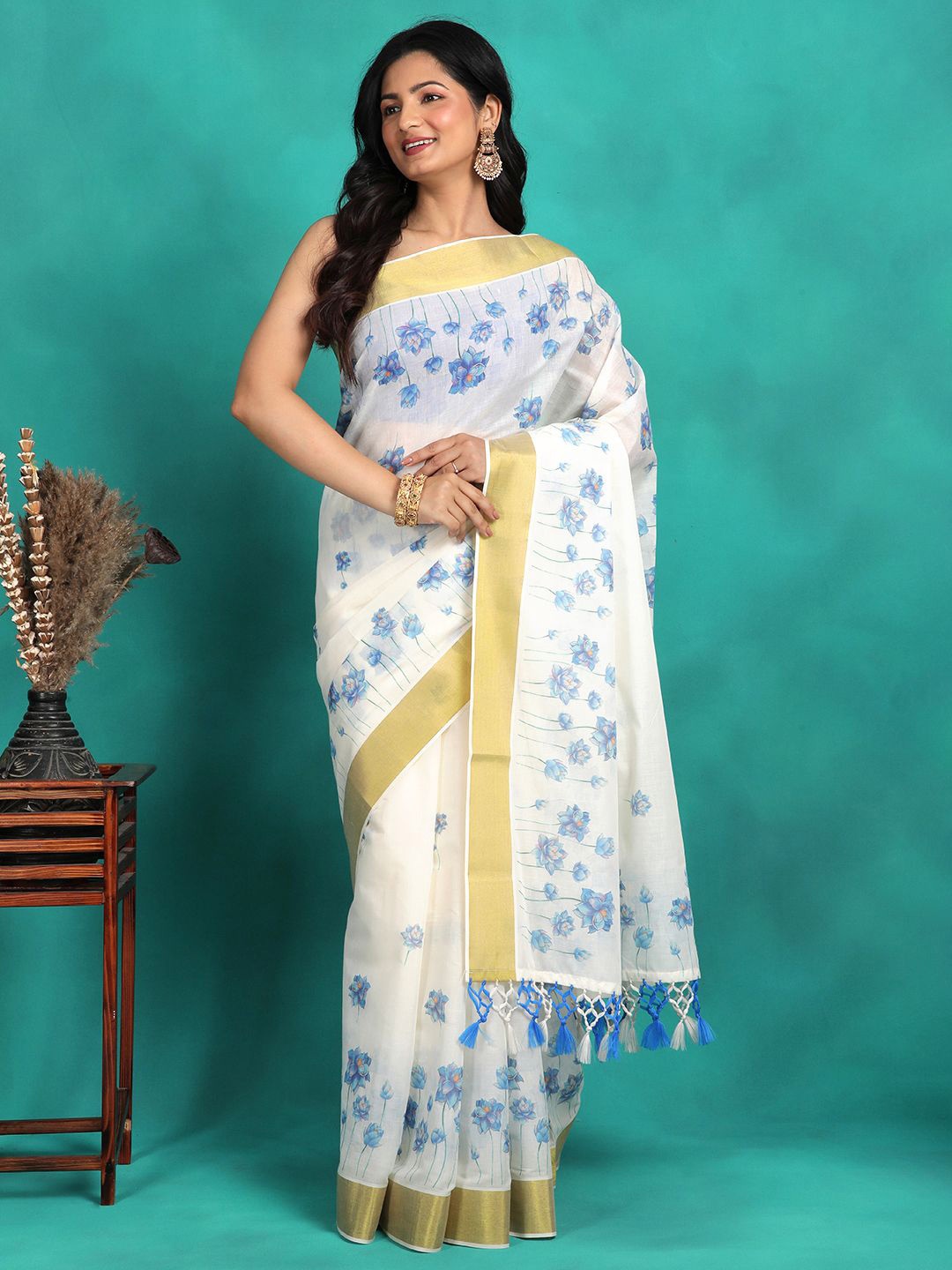 

Sangria Floral Printed Kasavu Saree With Blouse, White