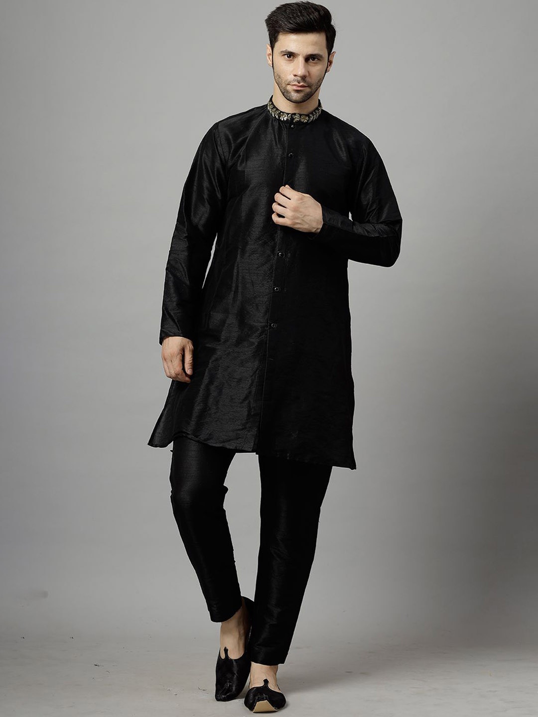 

Utsav Fashion Men Floral Embroidered Regular Sequinned Kurta with Trousers, Black