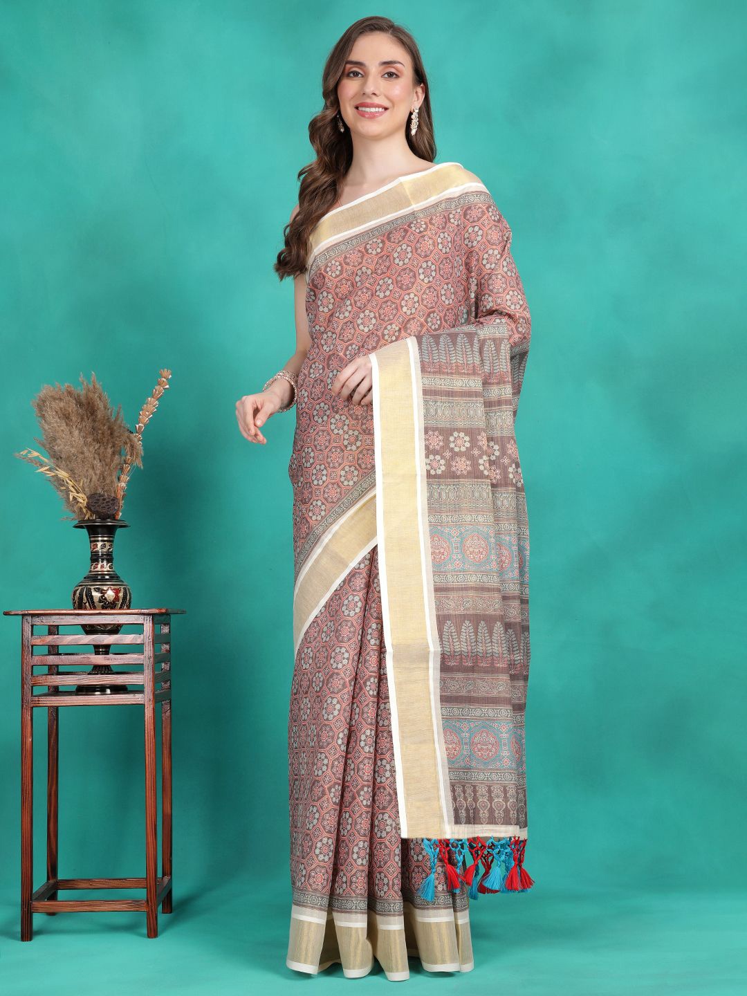 

Sangria Printed Zari Saree With Blouse, Maroon