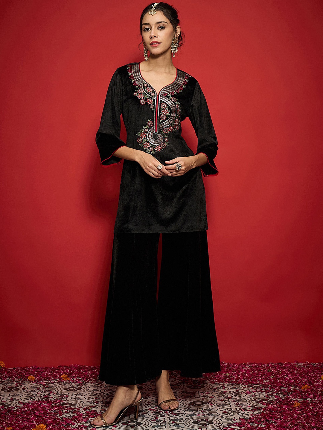 

Shae by SASSAFRAS Women Embroidered Grandeur & Majestic Artwork Velvet Kurta, Black