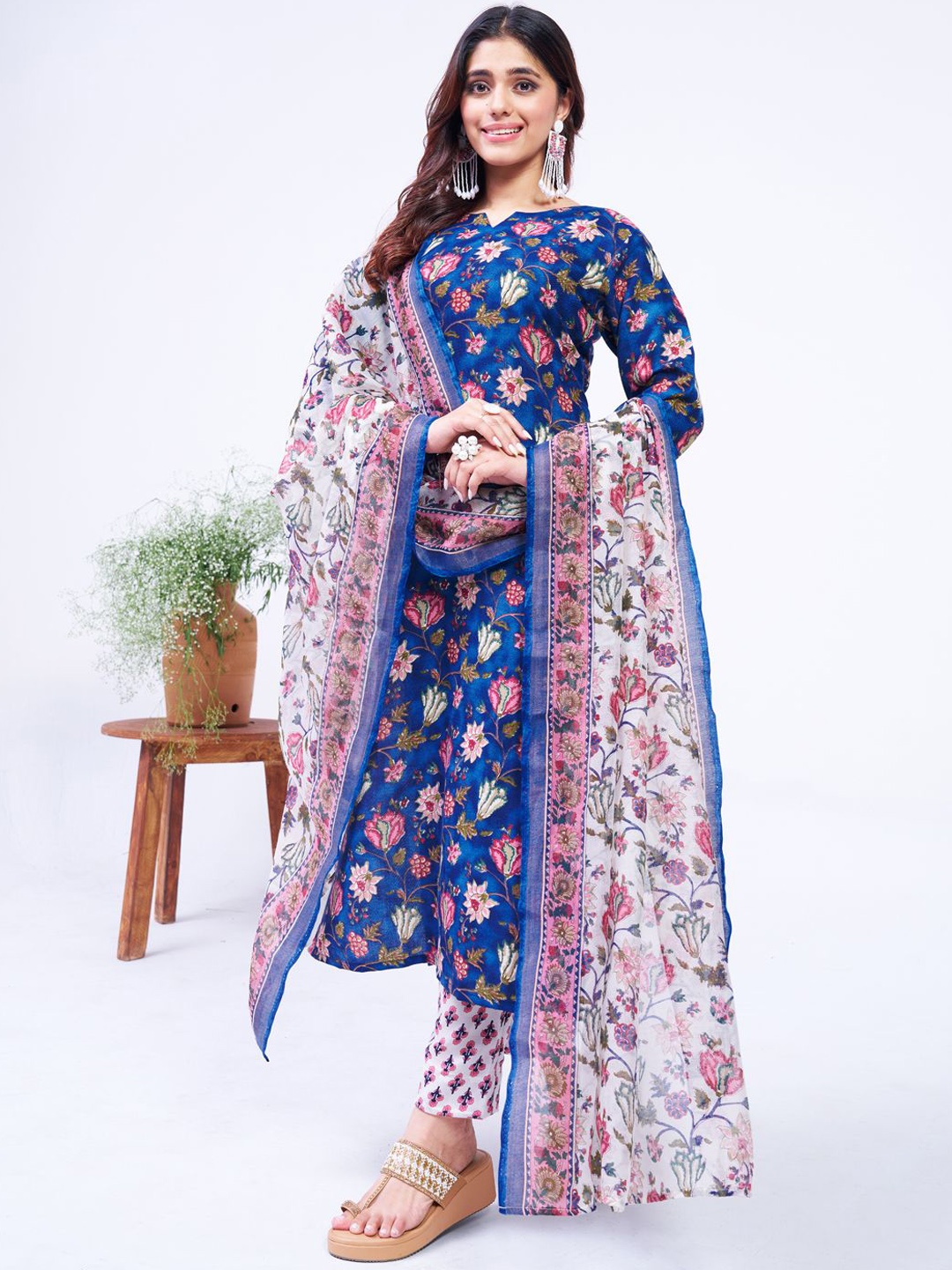 

Rujave Women Floral Printed Regular Kurta with Trousers & With Dupatta, Blue