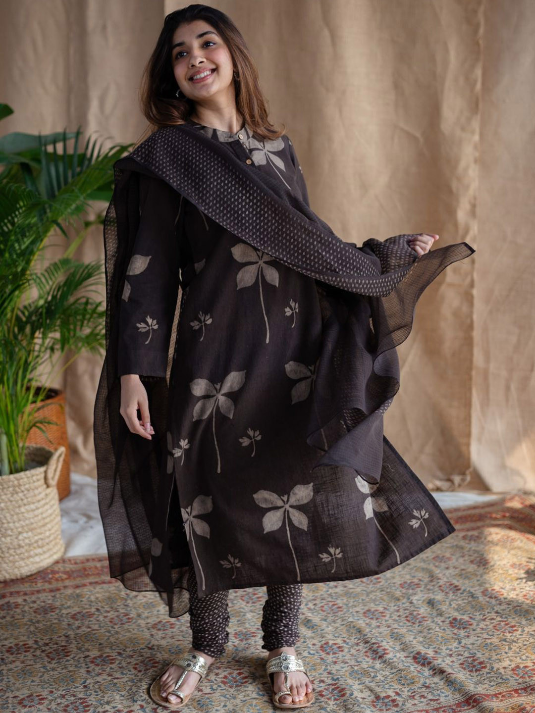 

THE INDIAN ETHNIC CO Women Floral Printed Handloom Kurta, Brown