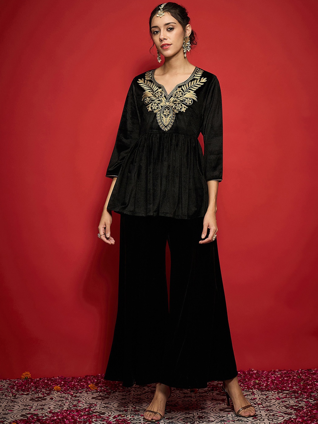 

Shae by SASSAFRAS Women Ethnic Motifs Yoke Design Regular Velvet Kurta with Palazzos, Black