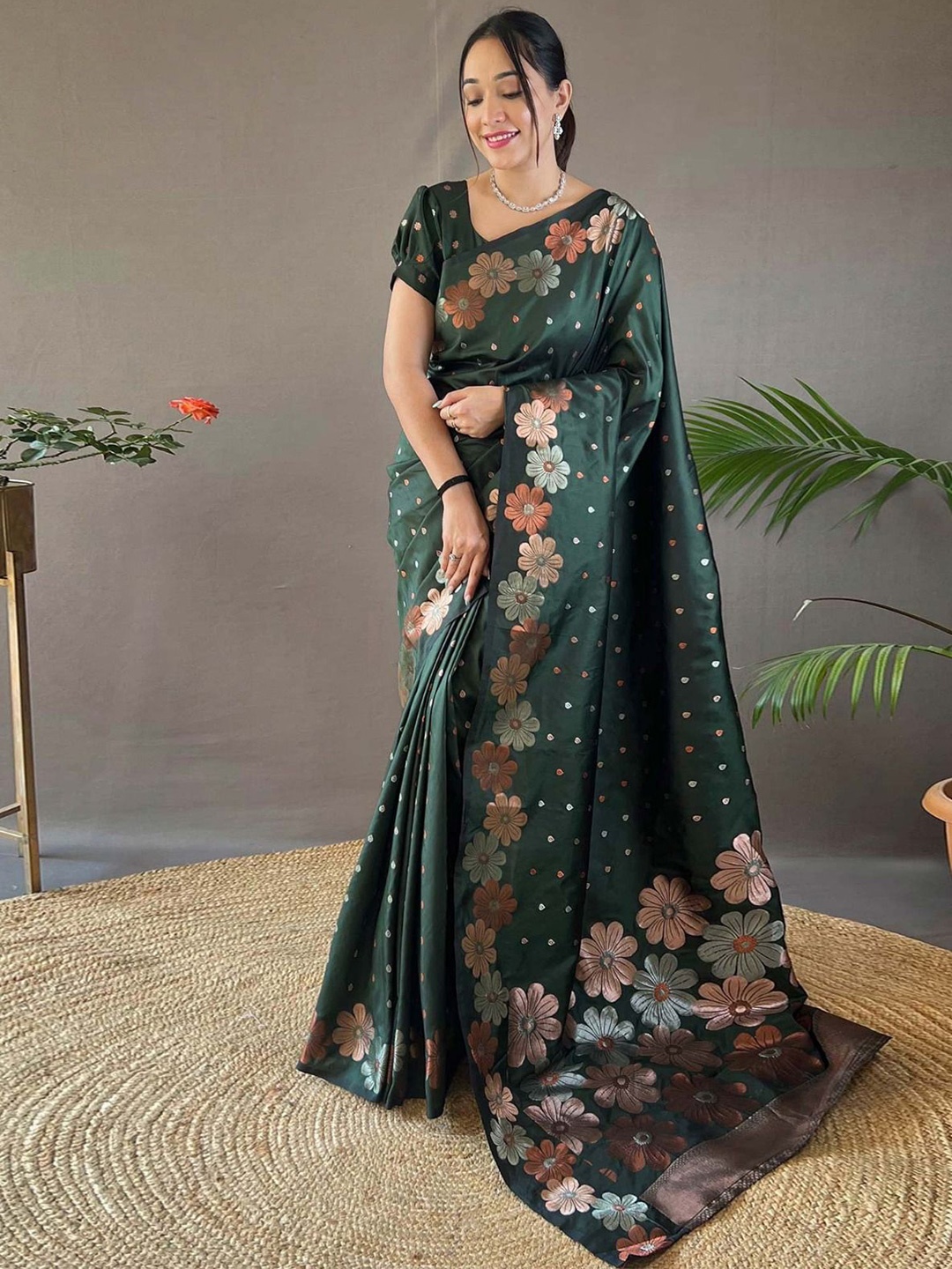

STYLEELITE Woven Design Zari Pure Silk Saree, Green