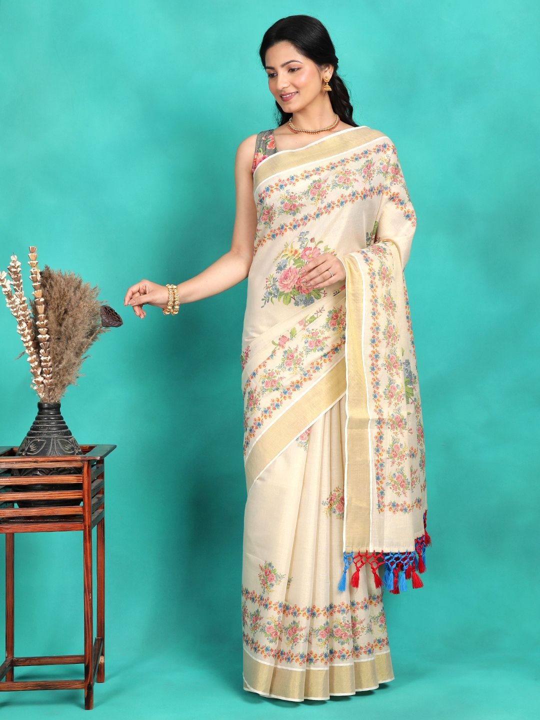 

Sangria Floral Printed Kasavu Saree With Blouse, Cream