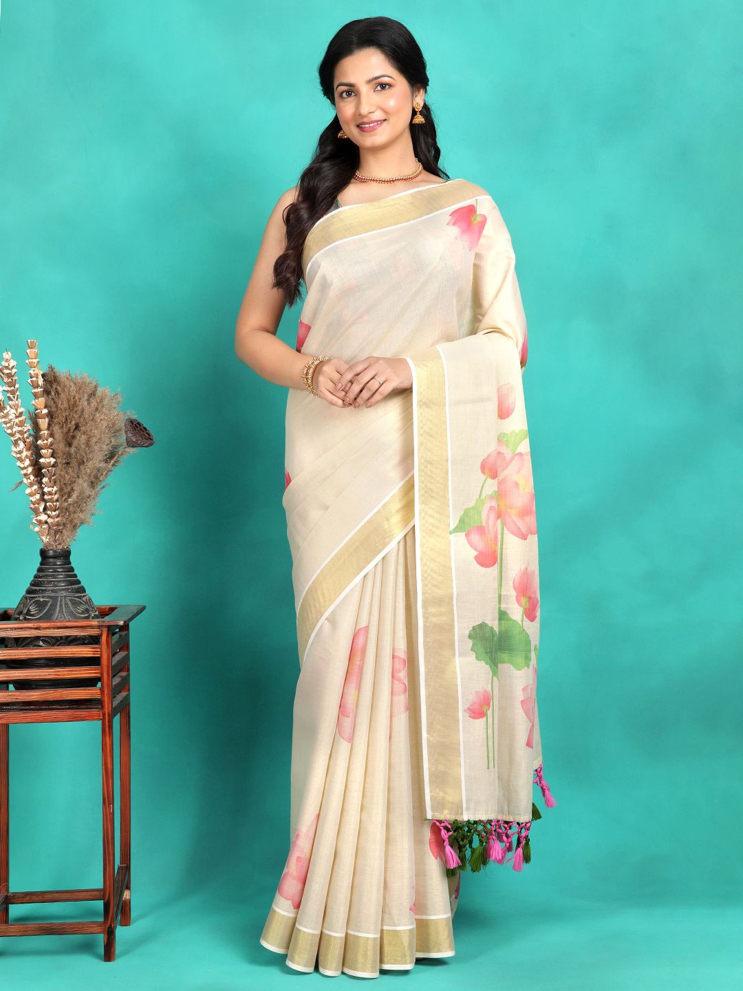 

Sangria Floral Printed Kasavu Saree With Blouse, Cream