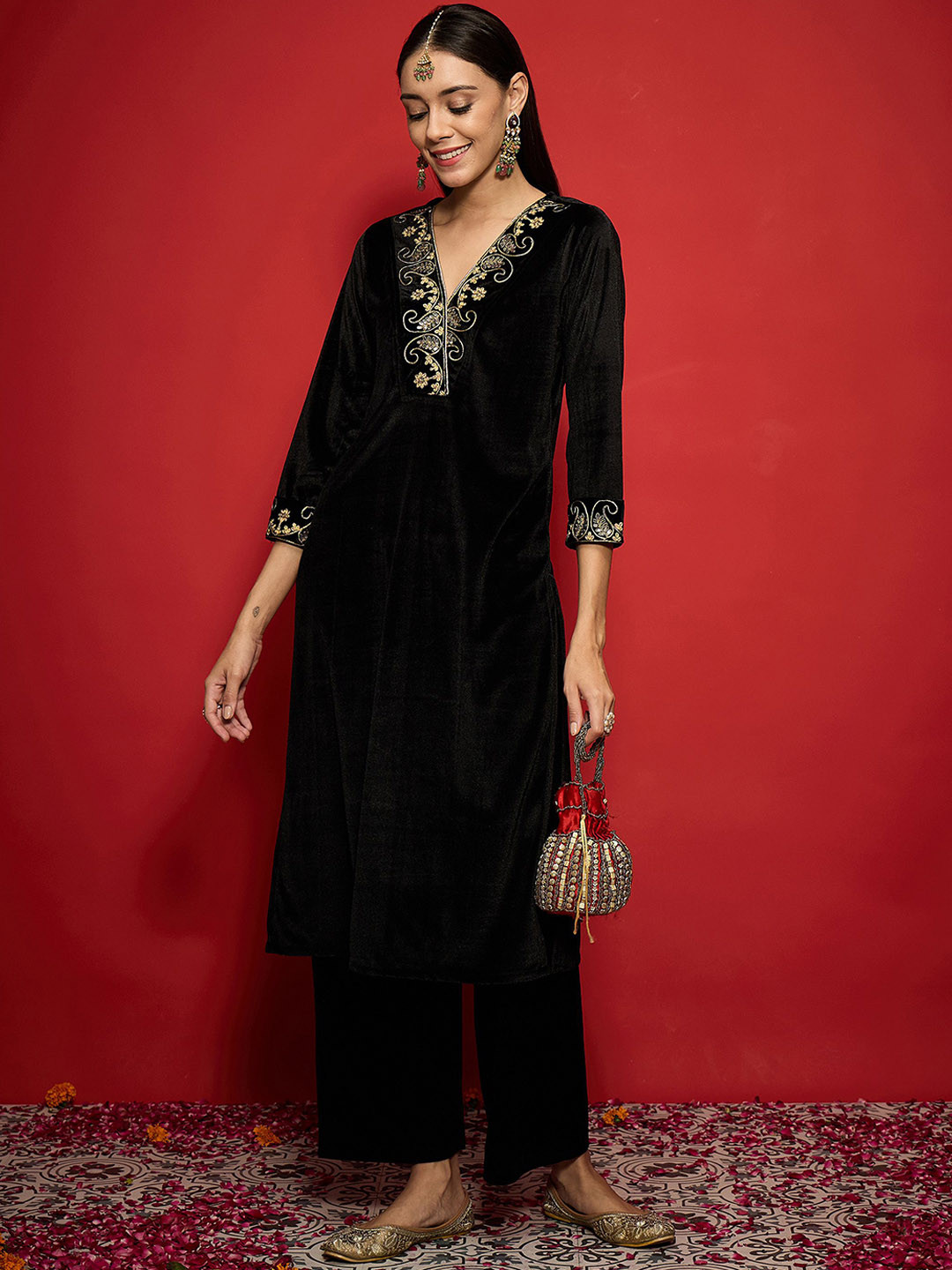 

Shae by SASSAFRAS Women Embroidered Regular Sequinned Velvet Kurta with Trousers, Black