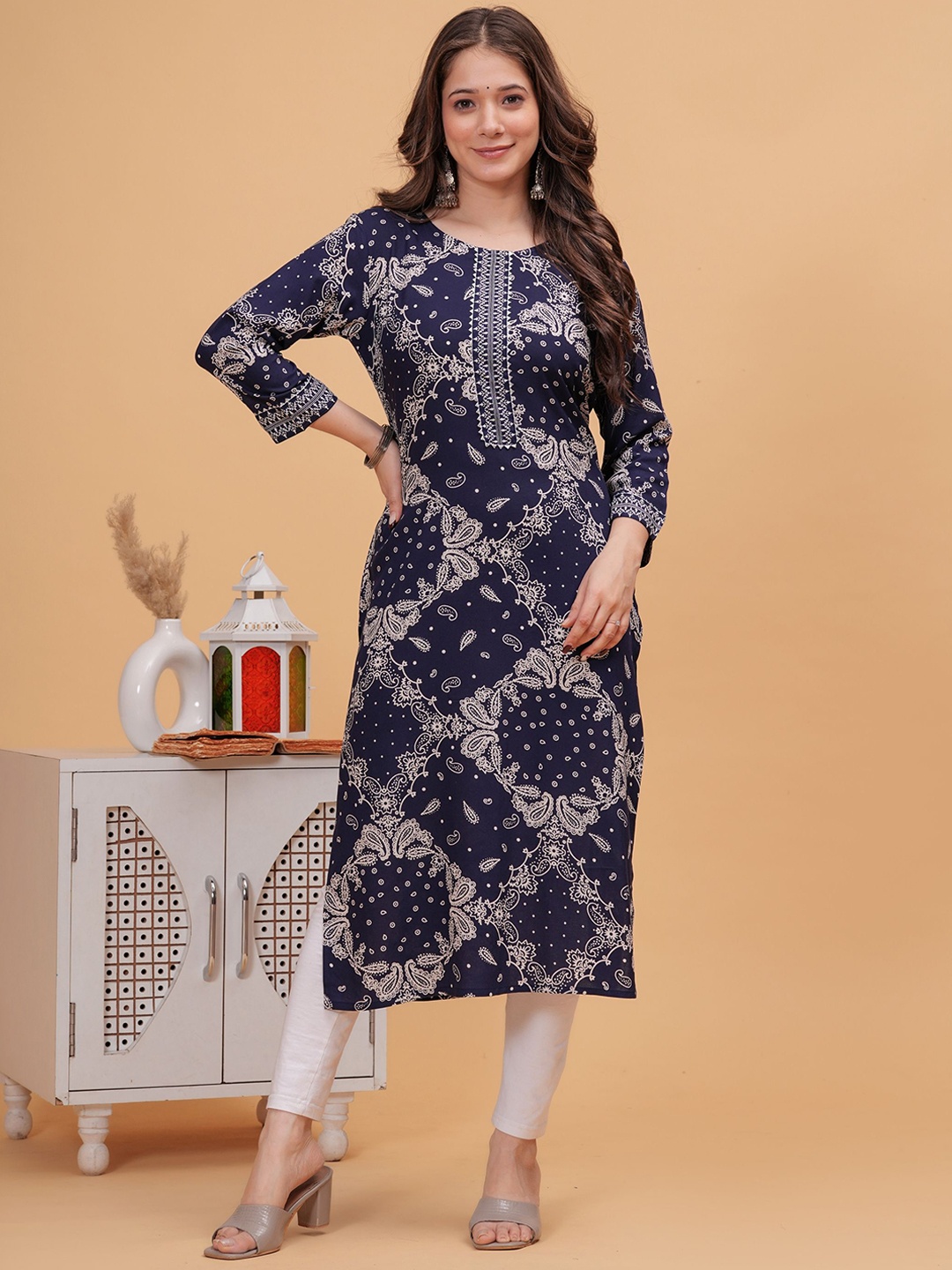 

PURSHOTTAM WALA Women Printed Gotta Patti Floral Kurta, Blue